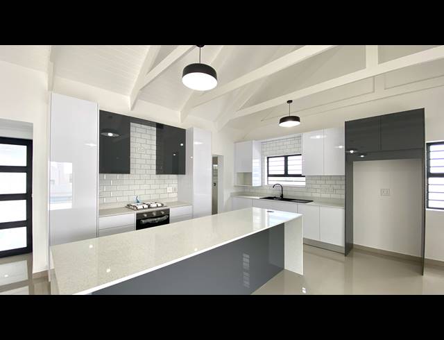 4 BEDROOM HOUSE FOR SALE IN BRITANNIA BAY